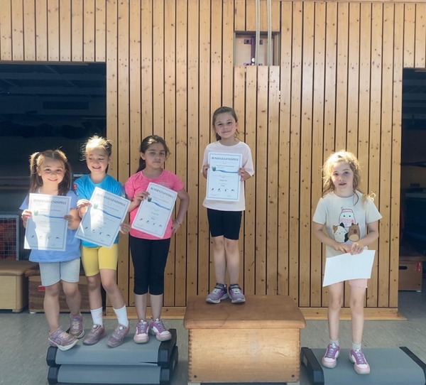Kinder bei der Siegerehrung in der Turnhalle