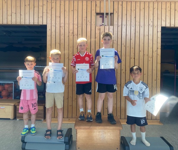 Kinder bei der Siegerehrung in der Turnhalle
