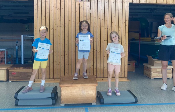 Kinder bei der Siegerehrung in der Turnhalle