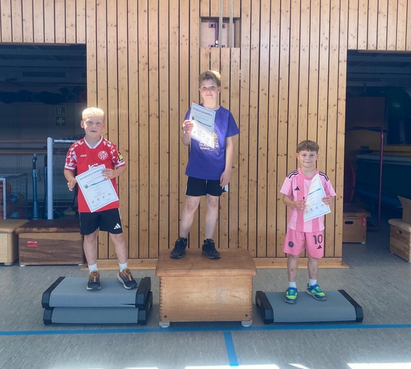 Kinder bei der Siegerehrung in der Turnhalle