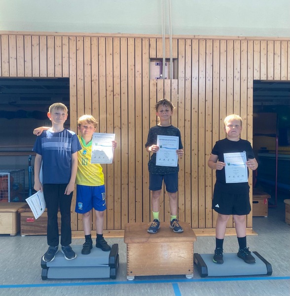 Kinder bei der Siegerehrung in der Turnhalle