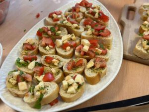 Man sieht eine Platte mit den fertigen Tomatenbroten.