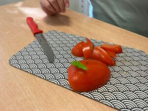 Tomaten werden in Würfel geschnitten