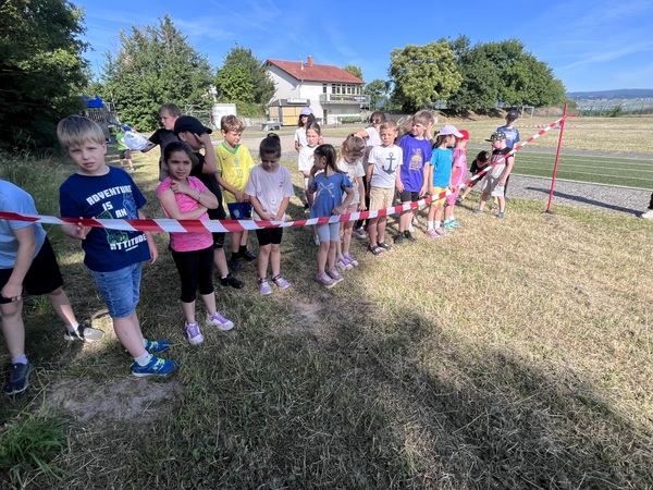 Kinder bei den Sportübungen der Bundesjugendspiele.