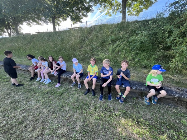Kinder bei den Sportübungen der Bundesjugendspiele.