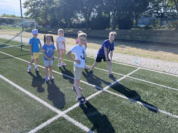 Kinder bei den Sportübungen der Bundesjugendspiele.