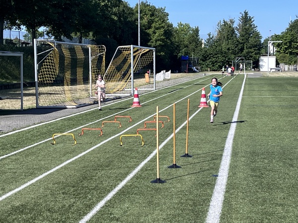 Kinder bei den Sportübungen der Bundesjugendspiele.