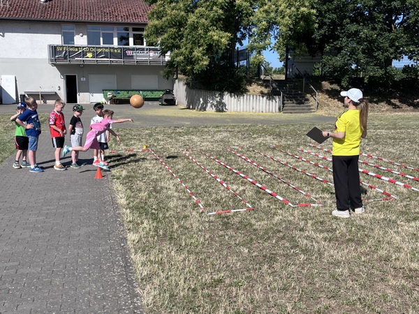 Kinder bei den Sportübungen der Bundesjugendspiele.