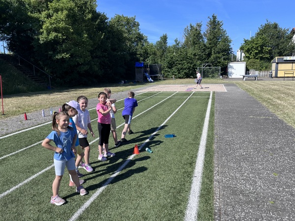 Kinder bei den Sportübungen der Bundesjugendspiele.
