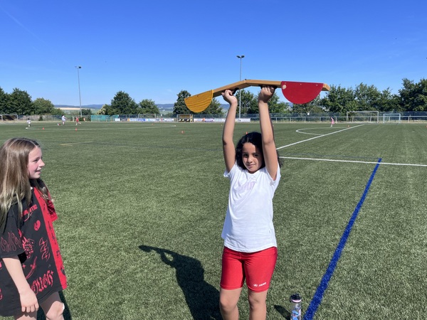 Kinder bei den Sportübungen der Bundesjugendspiele.