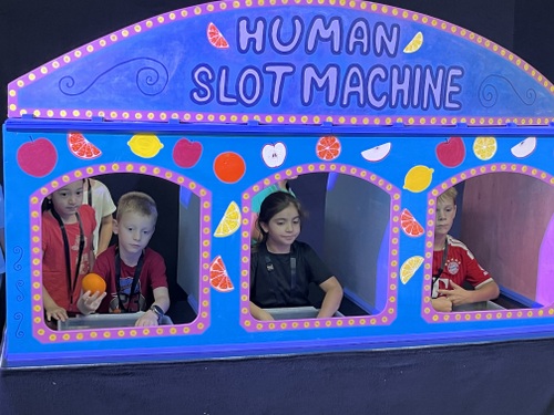 Bild vom Besuch der MIMA in Ingelheim. Hier eine Human Slot Machine