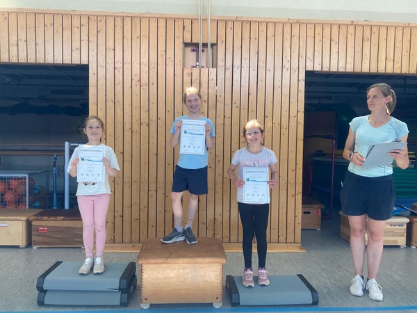 Kinder bei der Siegerehrung in der Turnhalle