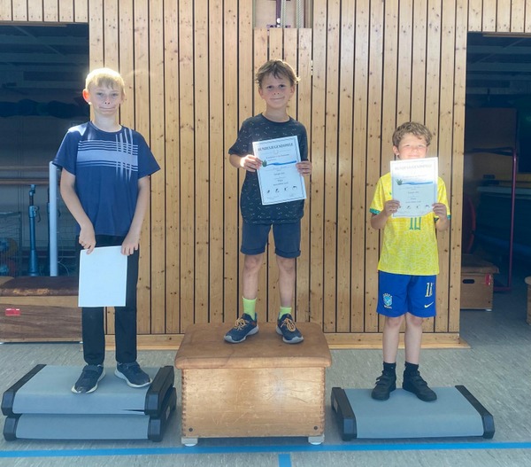 Kinder bei der Siegerehrung in der Turnhalle