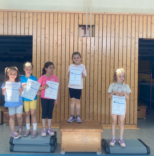 Kinder bei der Siegerehrung in der Turnhalle