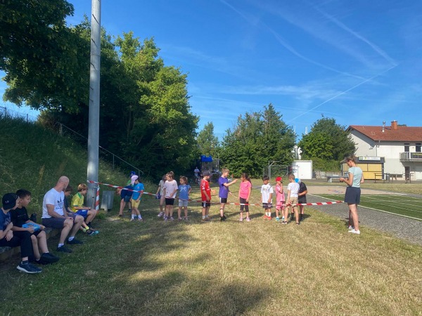 Kinder bei den Sportübungen der Bundesjugendspiele.