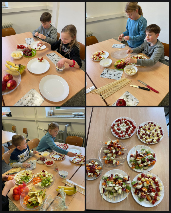 Collage aus Bildern, welche die Kinder bei der Zubereitung zeigen. Es werden Spieße mit Käse, Obst und Gemüse hergestellt.
