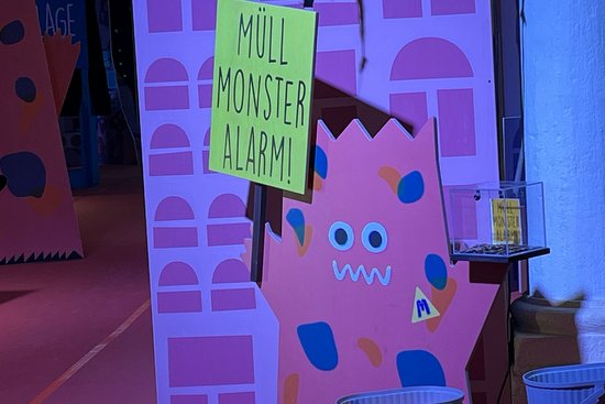 Bilder der Ausstellung- hier Müllmonster